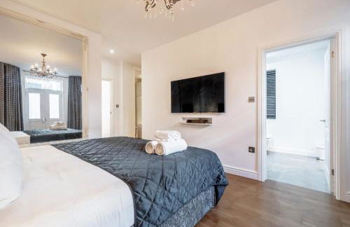 Maida Vale Gem by Little Venice with Stunning Garden - Photo 17