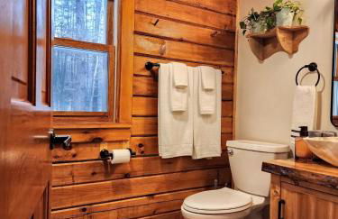 Stylish Forest Lodge with Large Hot Tub, Firepit and Fireplace minutes to Gore Mountain - Foto 31