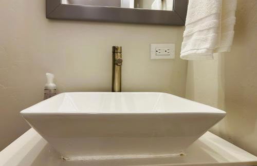 Little Blue Bungalow on Boise's Bench, Pet Friendly, Fully Fenced yard with doggie door! 2 miles from BSU, 5 minutes from Downtown Boise, Desk and workstation for remote workers, 2 TV's large walk-in closet, Good for mid-term stays - Foto 19