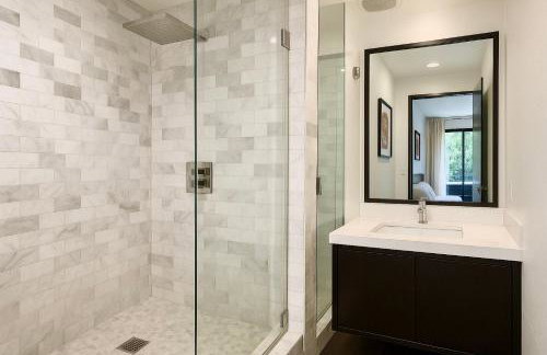 Enchanting Gated Hollywood Hills Oasis with Tranquil Treet-Top Views, Outdoor Living Room and Patios, Magical Zen Garden, Plus Bonus Romantic Guest House and Free Garage in LA's Most Desirable Central Serene Area, Sleeps 8-10 - Foto 69