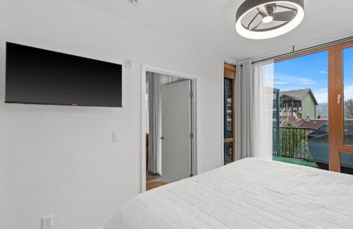 Lakeside luxury with hot tub and pool - Foto 37