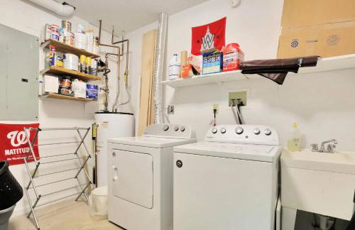 Lazy Basye Shenandoah Cabin with Hot Tub, Sleeps 10 - Foto 48