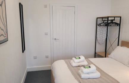 Sunny and spacious studio near the station - Photo 8