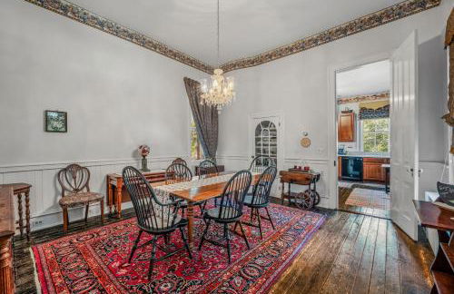 The Manor - Historic Mansion, Wifi, Covered Porch, Screen Porch, King Bed, Walk to Spas, Shops & Restaurants - Foto 25