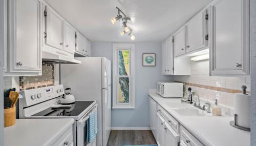 Travelers Paradise - Photo 5