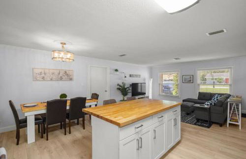 Cozy 4BR King Suite Home by WEC & Downtown! - Foto 36