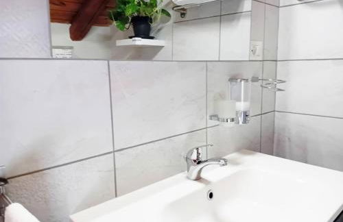 Casa Happy - La mansarda del sorriso con parcheggio privato a Valcorrente - Foto 24