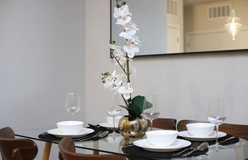 Chic 2BR-w Parking, Near Rvrwalk, Dome & Conv Ctr - Foto 6