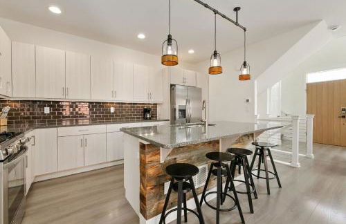 Contemporary Gem - Rooftop Deck & Private Hot Tub! - Foto 12