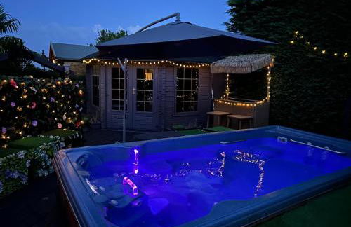 Romantic Swiss Cabin Hideaway & Hot Tub Spa Pool - Foto 7