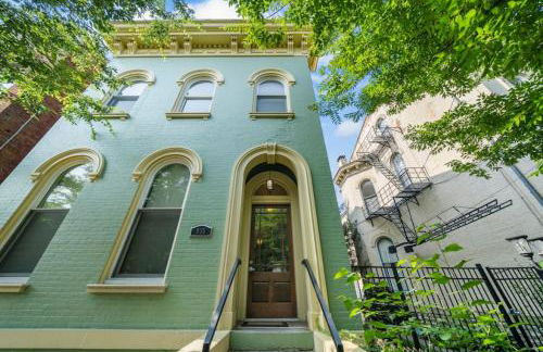 City Escape 2BR Steps to TQL near OTR and Downtown - Foto 34