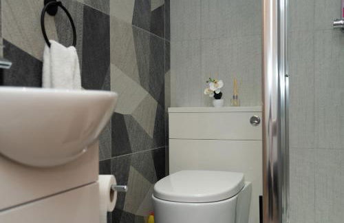 4 Bed Failsworth Home - 3 Bathrooms - Free Parking - Ideal For Contractors & Families - FREE 1 HR EARLY CHECK-IN OR 1 HR LATE CHECK-OUT FOR 2 NIGHT STAY BOOKINGS UNTIL THE END OF MAY - Foto 34