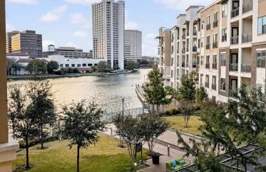 Stunning Lake Views | DART Train | Gym & Pool - Foto 7