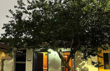 Casa histórica na rua da praça - Foto 1