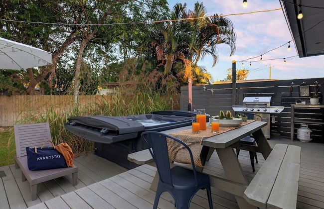 Hot Tub, Firepit, Deck | 10mins to Beach | Middle Terrace Cottage by AvantStay - Foto 40