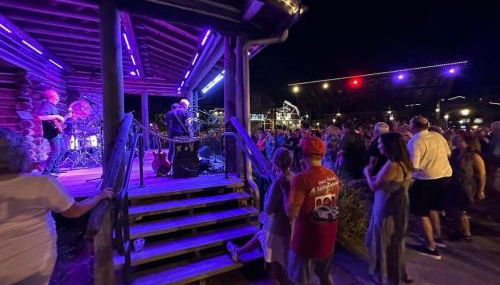 Cozy Oasis in Prime Location with Sunset Lake View, Golf Cart and Bathtub - Foto 5