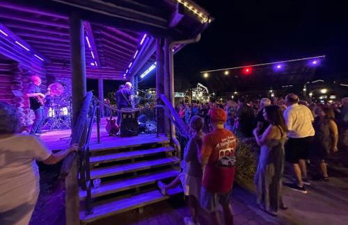 Cozy Oasis in Prime Location with Sunset Lake View, Golf Cart and Bathtub - Foto 5