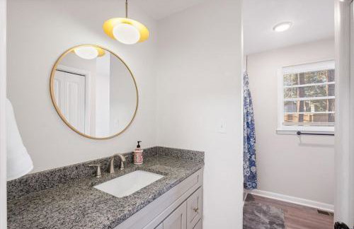 Perfect cute home in Garner with firepit & king bed - Foto 18