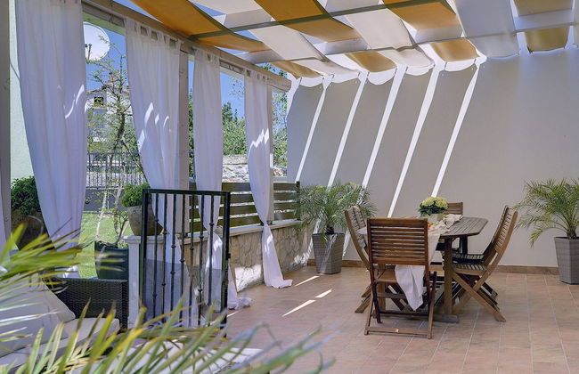 Superb Modern Villa With Pool, Large Fenced Yard Near the Beach - Foto 27