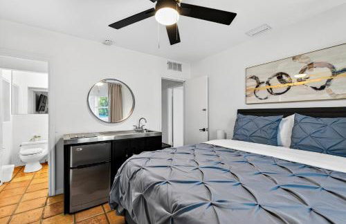 Sunny 2-Bedroom Miami Retreat with a Bright, Spacious Living Area & Relaxing Outdoor Seating - Foto 13