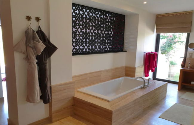 13 Bedroom Villa With Heated Pool, Golf Course, Seaside - Photo 28