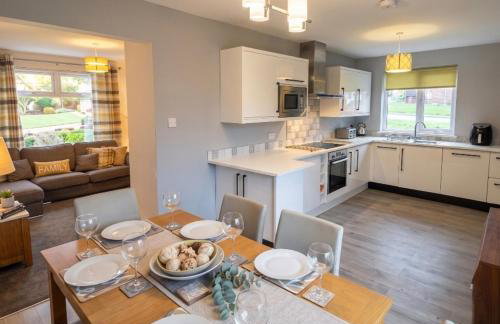 3 Bedroom House - Parking - Wifi - Fully Refurbished Throughout - New Kitchen & Bathroom - Foto 19