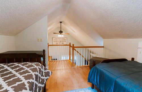 Waterfront Sebec Lake Home with Yard and Fire Pit - Foto 17