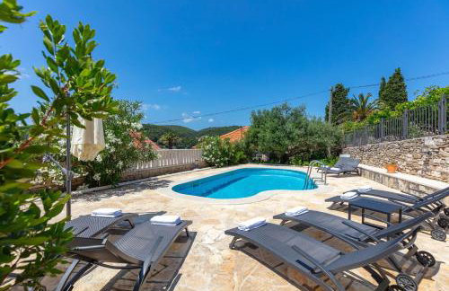 Your Family Oasis by the Sea Villa Mir Vami, heated pool - Photo 3