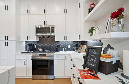 Black House - Downtown Elegance with HotTub and King Beds - Foto 15