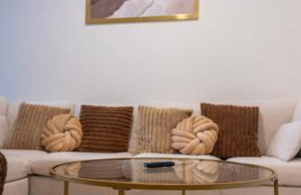 Cozy 1BR with Private Balcony, Gym, Pool & Workspace - Foto 15