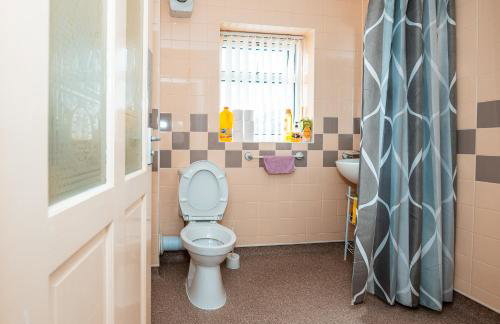 Family & Group Stay in Manchester - Free Parking - Foto 22