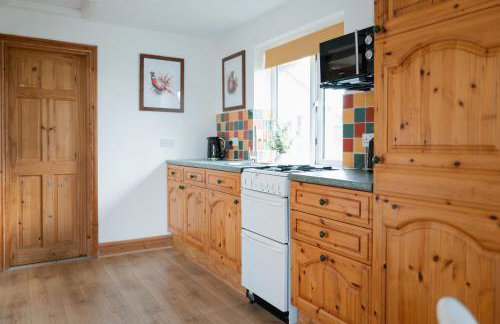 The Bird's Nest by Sheppey Stays- Pet Friendly Cozy Coastal Escape - Sleeps 6 with Parking - Great Rates for Long Stays - Photo 18