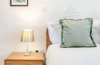 Elegant Epsom Modern Apartment - Photo 14