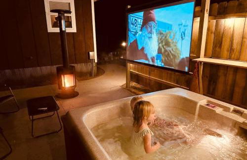 NEW! BEAR Necessities tiny home, outdoor theater! - Foto 36