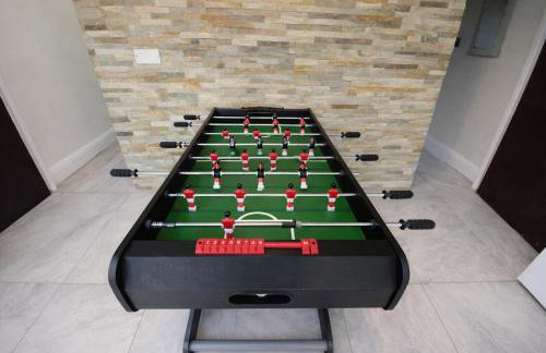 Spacious 5BR Home with Garden, Games & Parking Near Heathrow Windsor - Photo 5