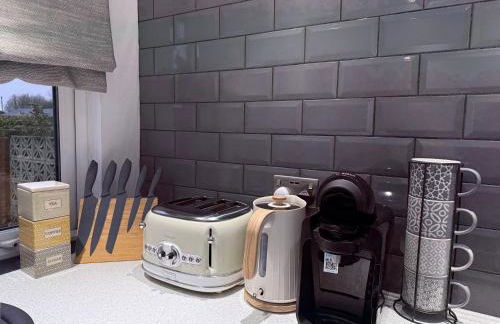 Stunning 2 Bedroom Bungalow - Free Parking - Convenient Location - Foto 19