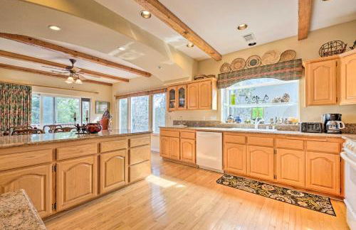 Wraparound Deck Woodland Cabin in Lake Arrowhead - Foto 11