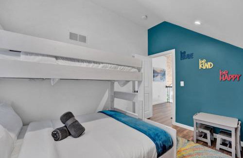 Chalet with Hot Tub, Game, Movie Room, Lake and Pool Access - Foto 28