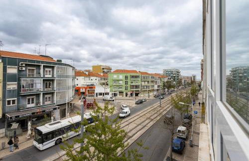 Almada Lisbon em frente dos transportes públicos - Foto 26