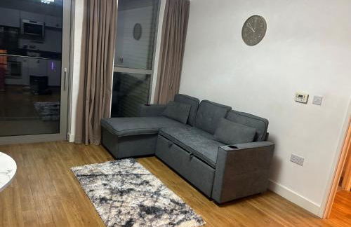 Central 1-Bed Apt for 4 Near Transport & Shops - Foto 3