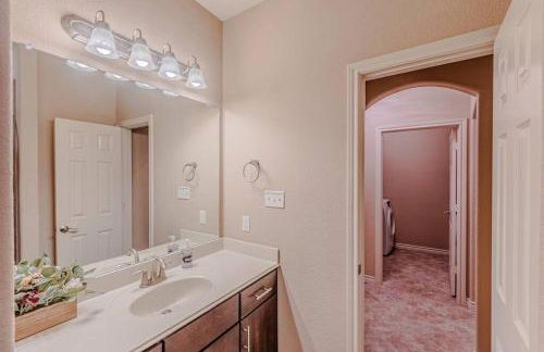 The Castle! by the Lake with Pool & Balcony West Plano - Foto 46