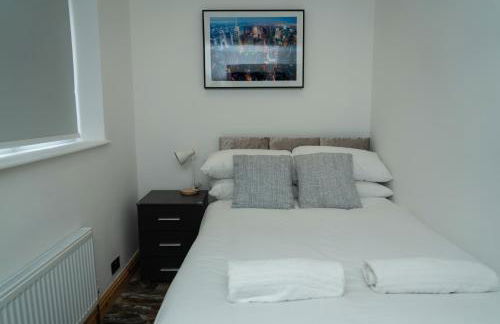 4 Bed Failsworth Home - 3 Bathrooms - Free Parking - Ideal For Contractors & Families - FREE 1 HR EARLY CHECK-IN OR 1 HR LATE CHECK-OUT FOR 2 NIGHT STAY BOOKINGS UNTIL THE END OF MAY - Foto 18