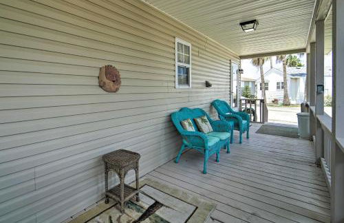 Deck and Pool Access Long Island Village Escape! - Foto 19