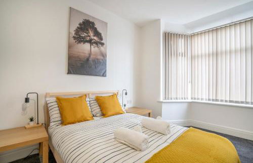 Modern Apartment -Free Parking - by Holiday Homes - Foto 17