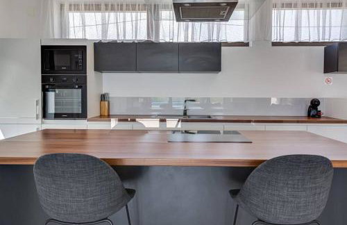 Luxury Spa Villa w Heated Pool, Jacuzzi & Sauna - Photo 19