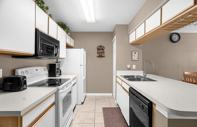 Upstay - Unbeatable Location Condo w Garden Patio - Photo 10