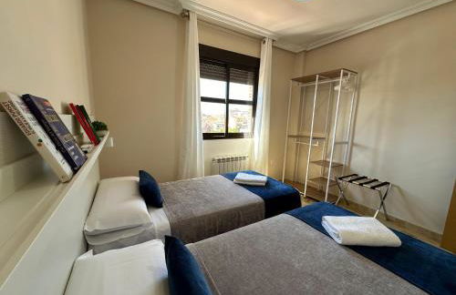 Casa grande de tres plantas con parking gratis - Foto 10