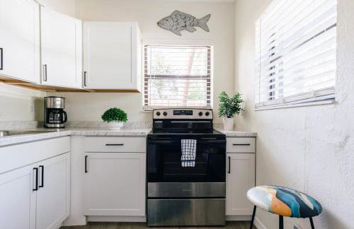 One bedroom private apt 2 blocks to beach King Bed - Foto 10