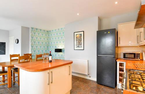 Spacious 4 Bedroom home with Parking Garden - Pass the Keys - Foto 11