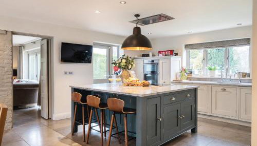 Luxury Countryside Retreat with Pool Surrey Hills Escape - Pass the Keys - Foto 3, stove, Other, minibar